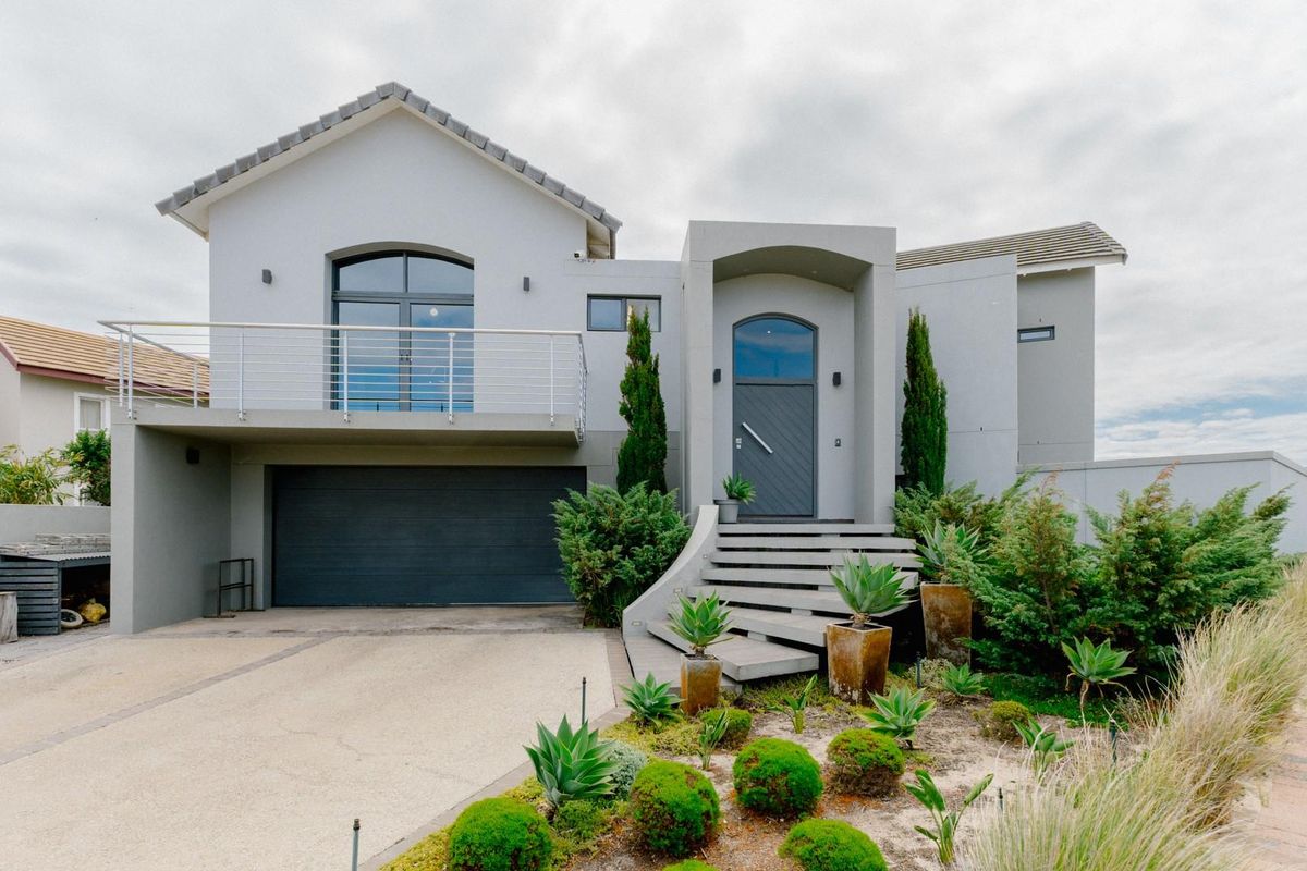 Exquisite Sandown Bay Residence: Luxury Living Amidst Nature - Photo 5