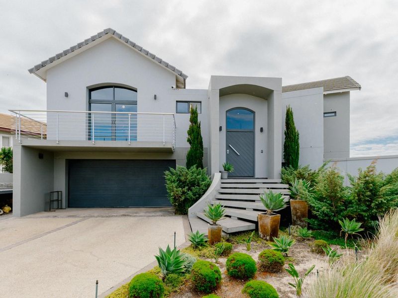 Exquisite Sandown Bay Residence: Luxury Living Amidst Nature - Photo 5