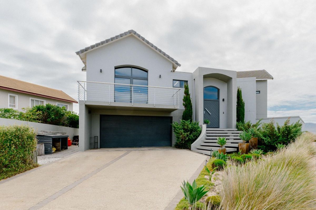 Exquisite Sandown Bay Residence: Luxury Living Amidst Nature - Photo 2