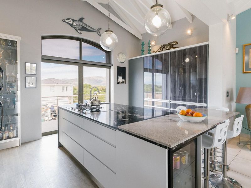 Exquisite Sandown Bay Residence: Luxury Living Amidst Nature - Photo 10