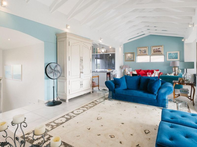 Exquisite Sandown Bay Residence: Luxury Living Amidst Nature - Photo 9