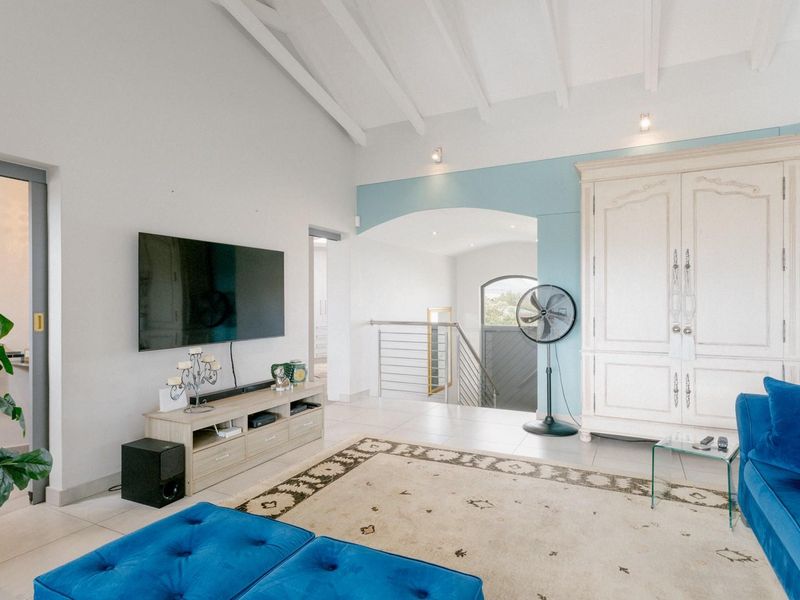 Exquisite Sandown Bay Residence: Luxury Living Amidst Nature - Photo 8