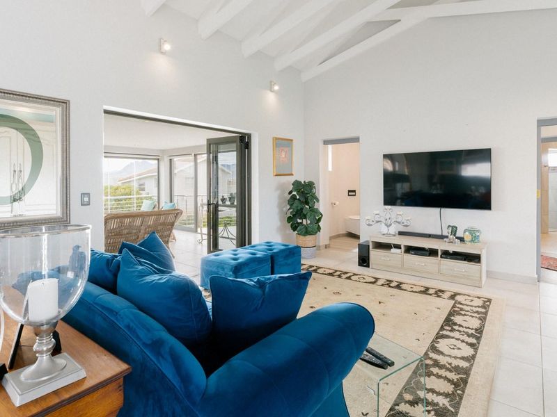 Exquisite Sandown Bay Residence: Luxury Living Amidst Nature - Photo 7