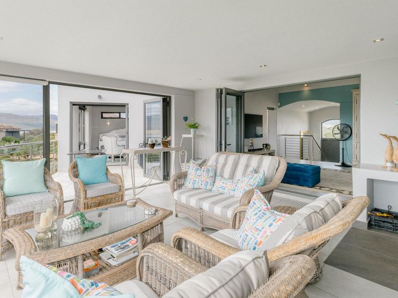 Exquisite Sandown Bay Residence: Luxury Living Amidst Nature - Photo 5