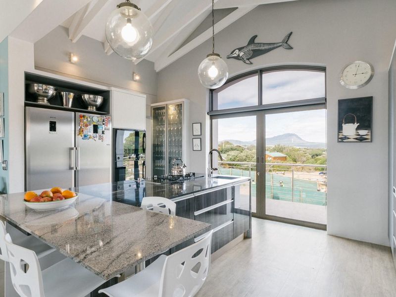 Exquisite Sandown Bay Residence: Luxury Living Amidst Nature - Photo 4