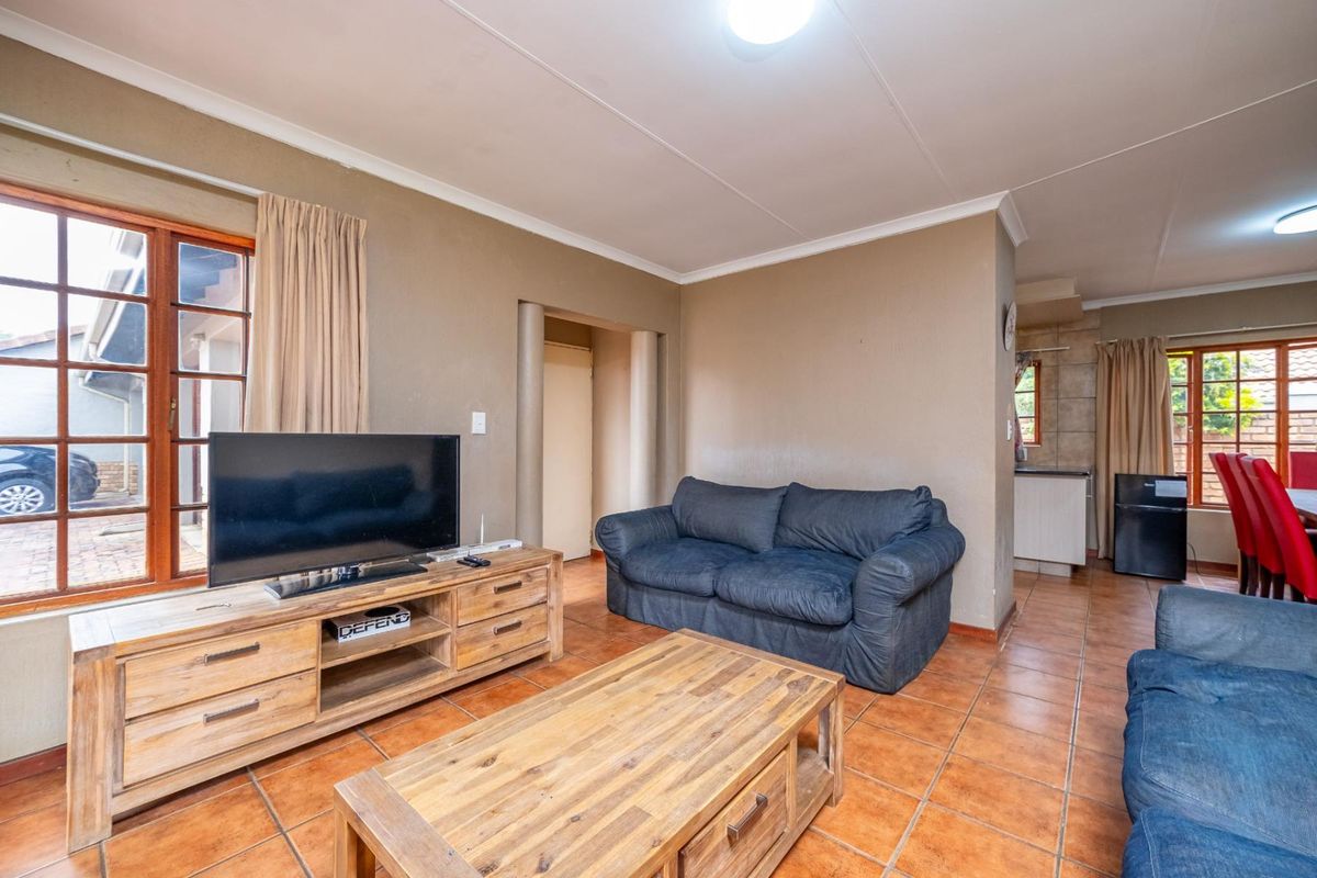 Create Your Home in a Beautiful, Secure Setting. - Photo 4