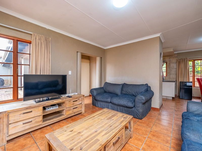 Create Your Home in a Beautiful, Secure Setting. - Photo 4