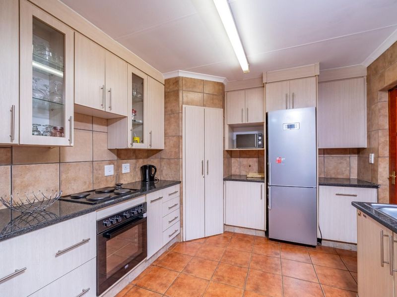 Create Your Home in a Beautiful, Secure Setting. - Photo 10