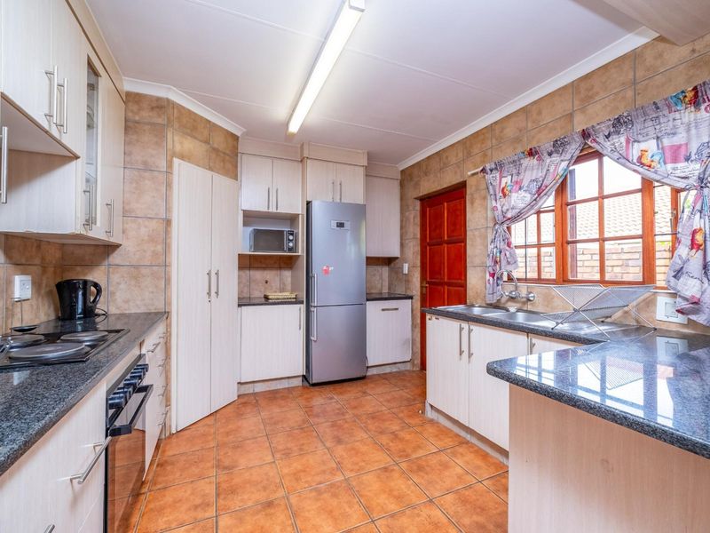 Create Your Home in a Beautiful, Secure Setting. - Photo 9