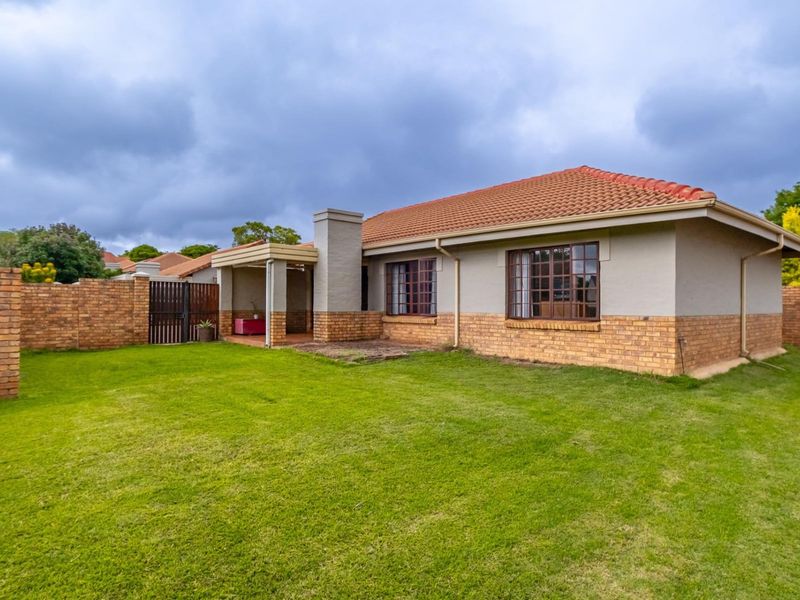 Create Your Home in a Beautiful, Secure Setting. - Photo 3