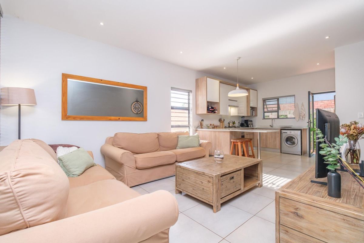 Private, modern, Estate Living - Photo 2