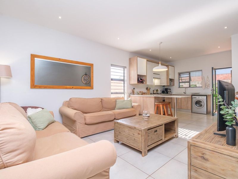 Private, modern, Estate Living - Photo 2