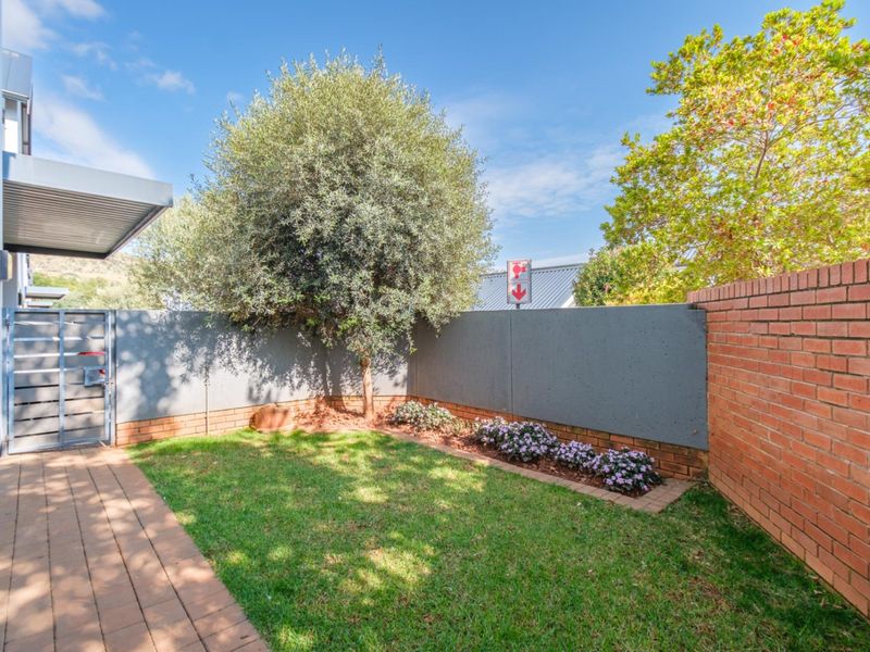 Private, modern, Estate Living - Photo 10