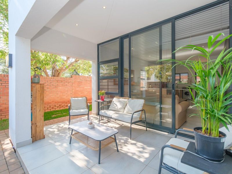 Private, modern, Estate Living - Photo 9