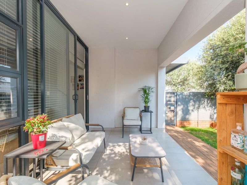 Private, modern, Estate Living - Photo 8