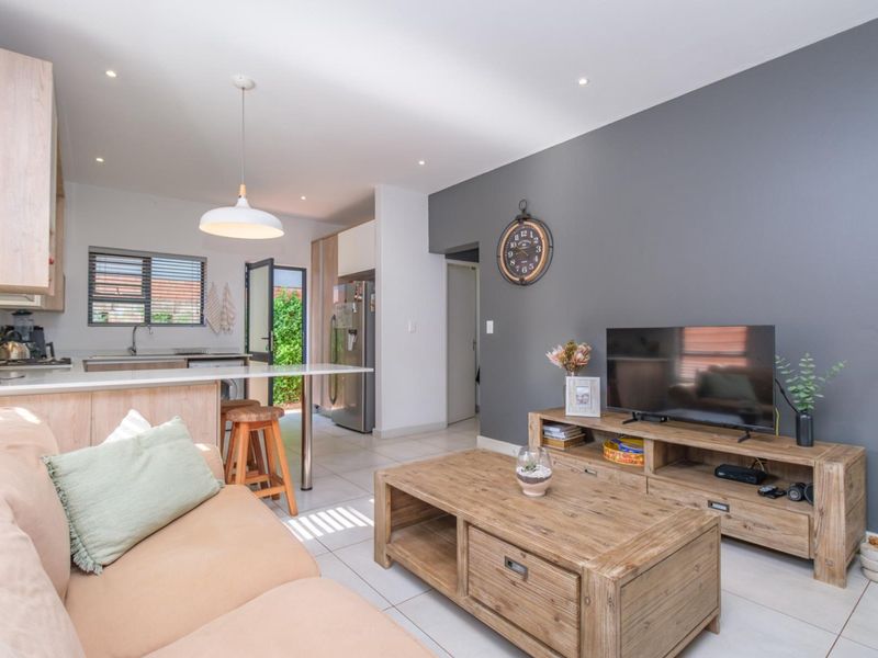 Private, modern, Estate Living - Photo 7