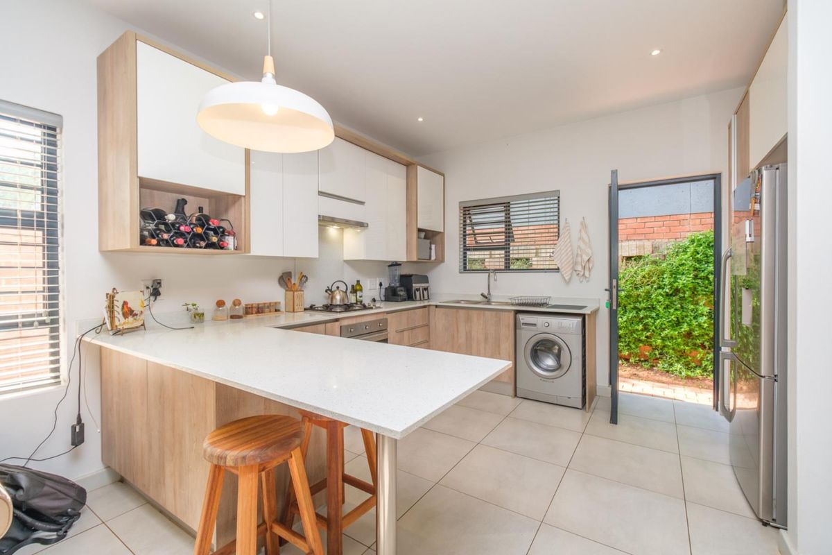 Private, modern, Estate Living - Photo 3