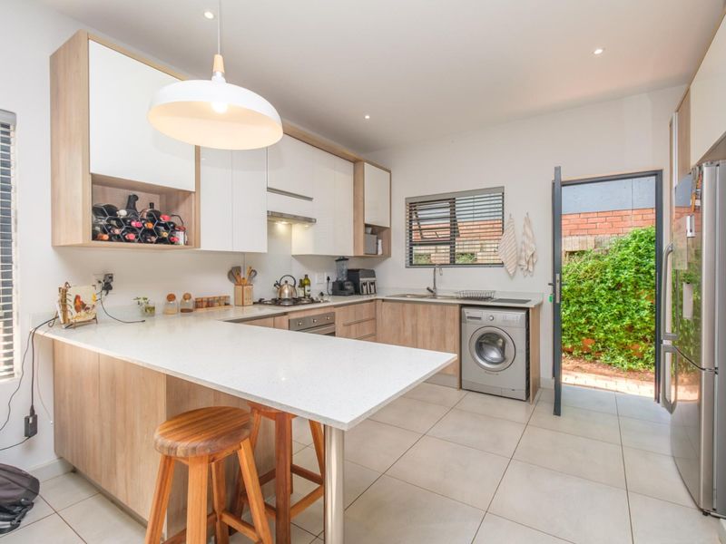 Private, modern, Estate Living - Photo 3