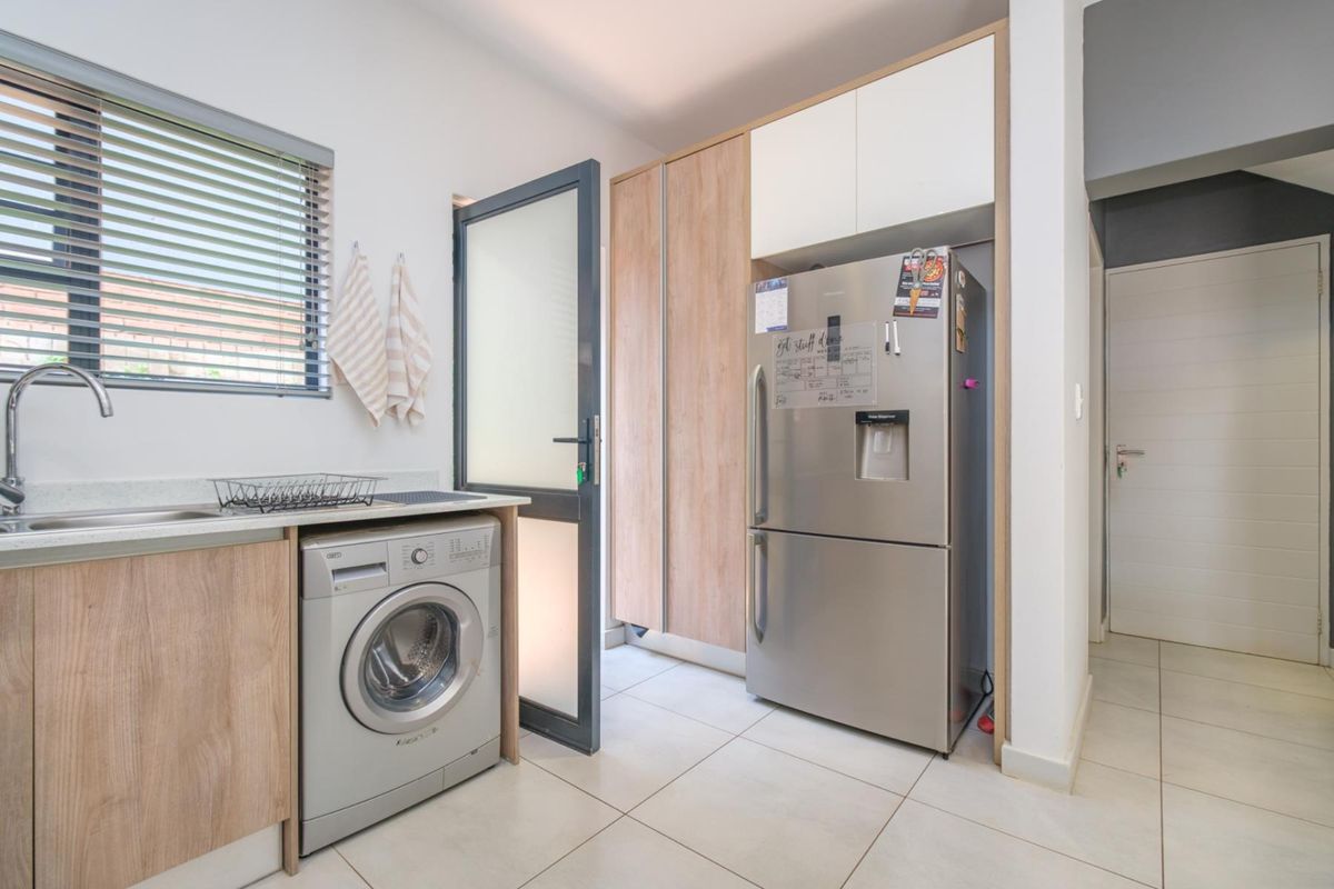 Private, modern, Estate Living - Photo 5