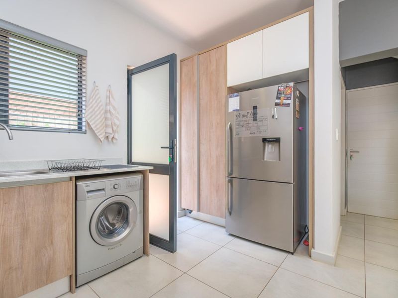 Private, modern, Estate Living - Photo 5