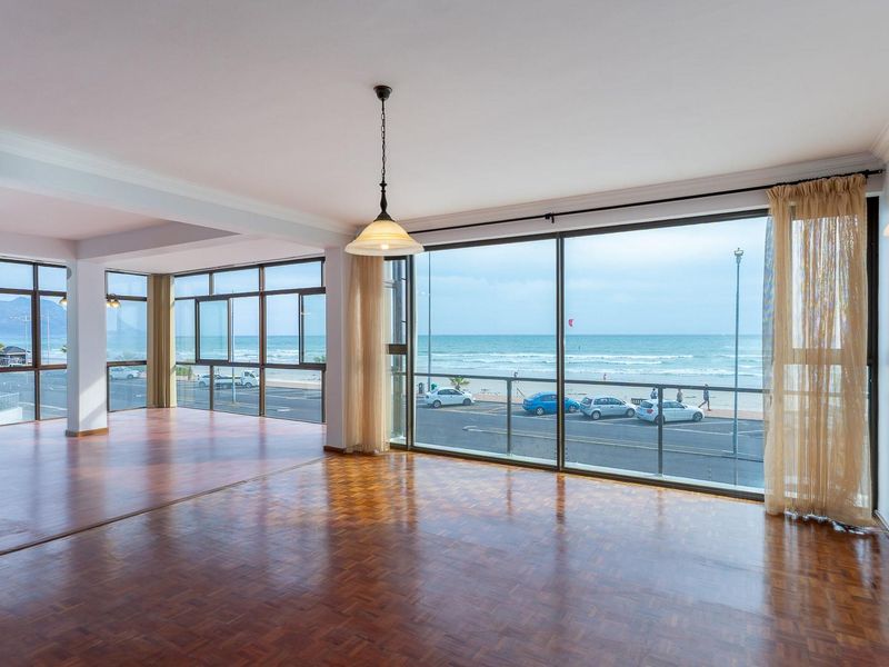 Three Bedroom Beachfront Apartment - Strand - Photo 8