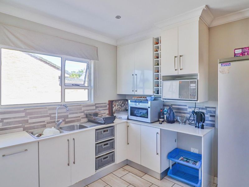 3 - Bedroom Townhouse In Vincent - Photo 8