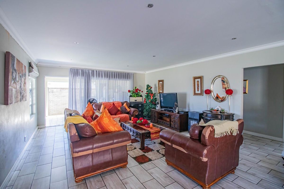 3 - Bedroom Townhouse In Vincent - Photo 5