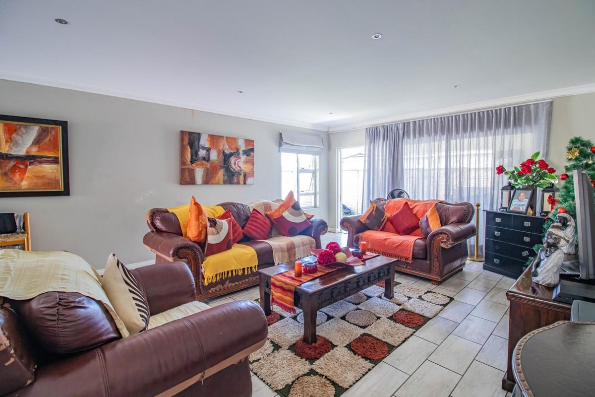 3 - Bedroom Townhouse In Vincent - Photo 4