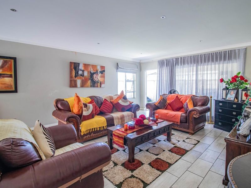 3 - Bedroom Townhouse In Vincent - Photo 4