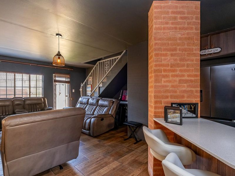 Charming 2 bed duplex - Photo 4