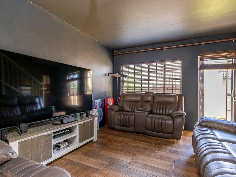 Charming 2 bed duplex - Photo 5