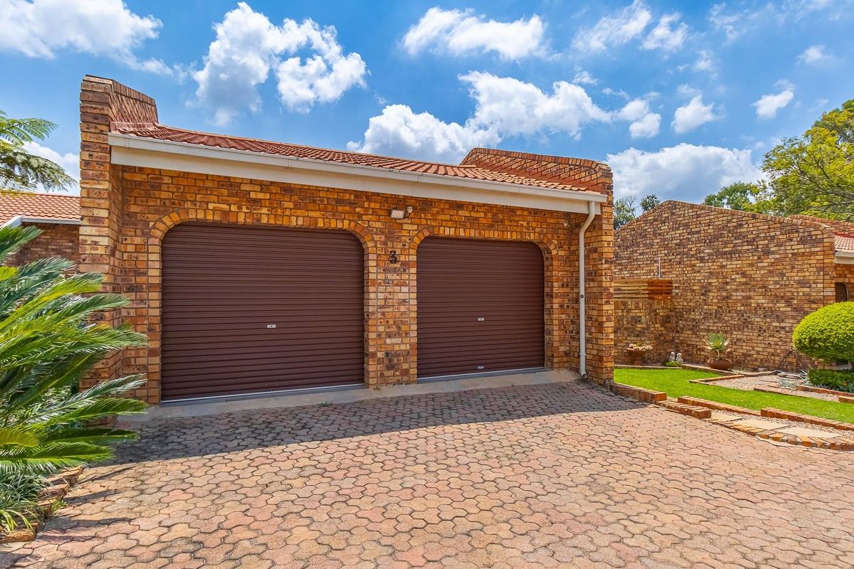 Beautifully Renovated Townhouse in a Secure Estate - Low Maintenance and Move-In Ready - Photo 4