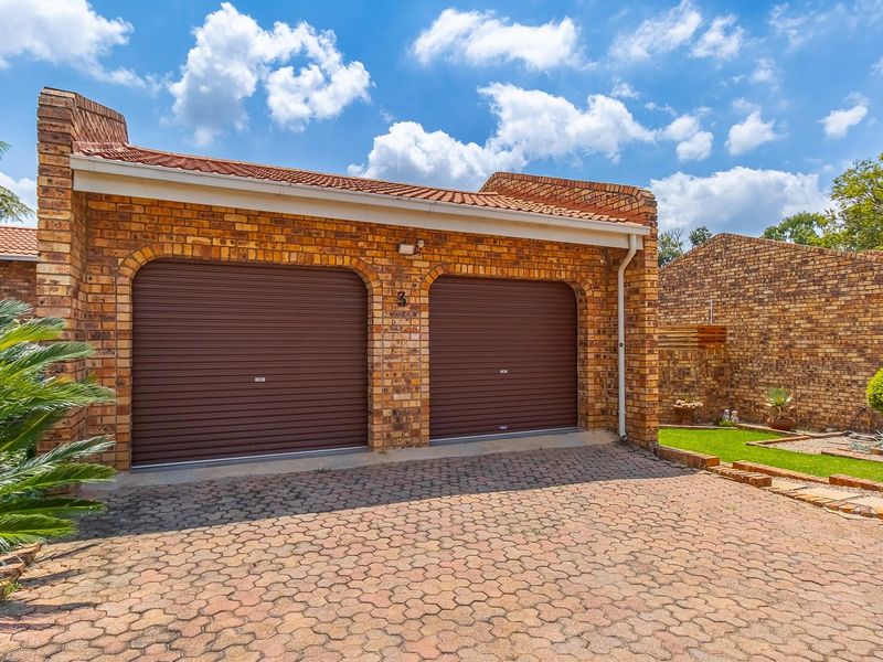 Beautifully Renovated Townhouse in a Secure Estate - Low Maintenance and Move-In Ready - Photo 4