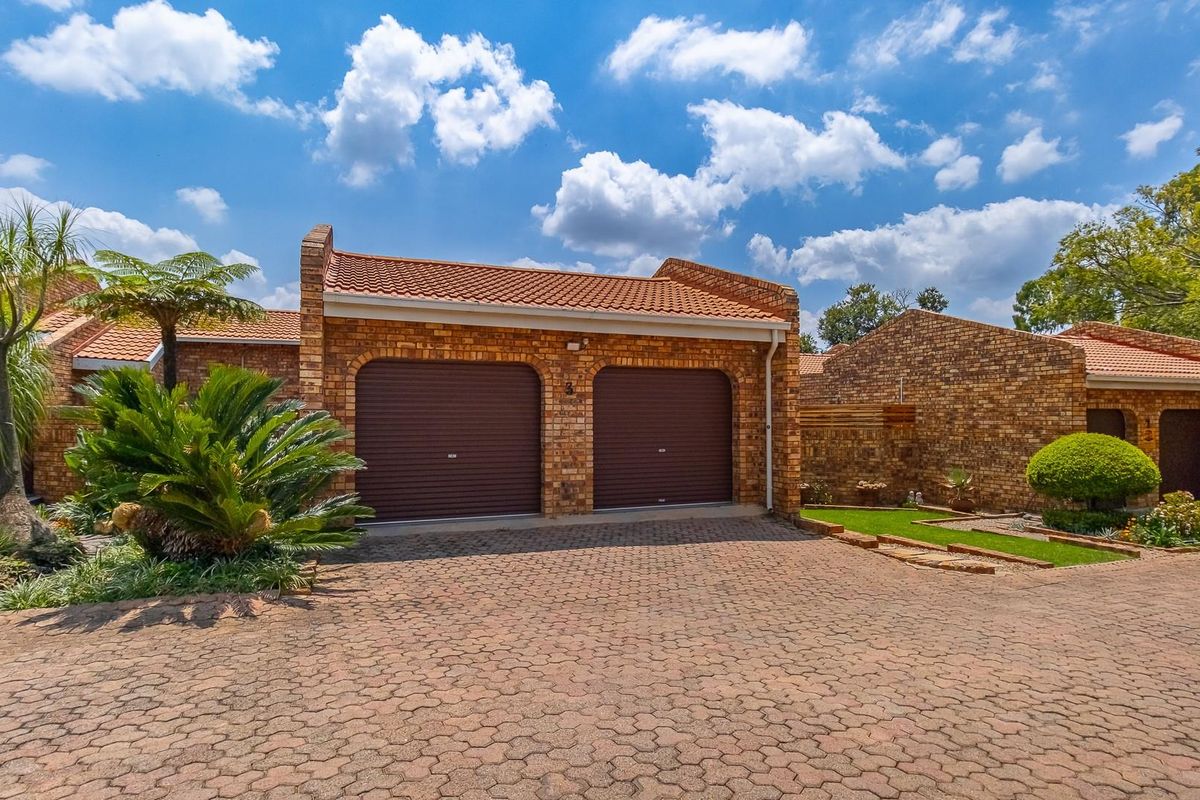 Beautifully Renovated Townhouse in a Secure Estate - Low Maintenance and Move-In Ready - Photo 3