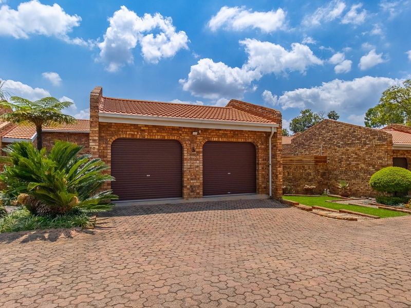 Beautifully Renovated Townhouse in a Secure Estate - Low Maintenance and Move-In Ready - Photo 3