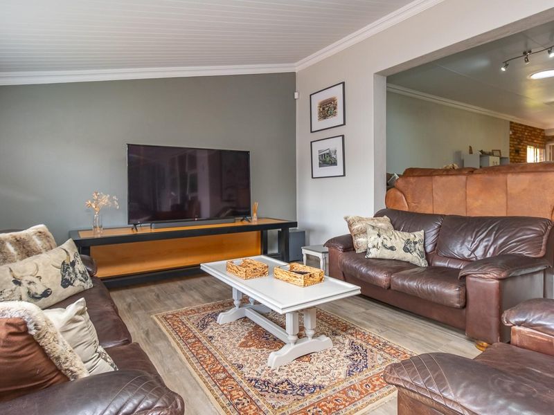 Beautifully Renovated Townhouse in a Secure Estate - Low Maintenance and Move-In Ready - Photo 9