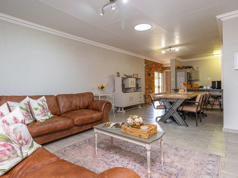 Beautifully Renovated Townhouse in a Secure Estate - Low Maintenance and Move-In Ready - Photo 7