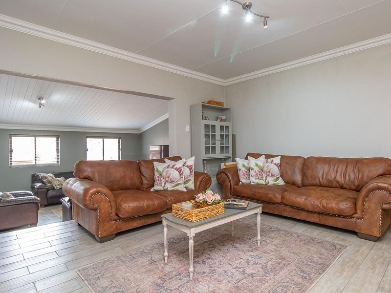 Beautifully Renovated Townhouse in a Secure Estate - Low Maintenance and Move-In Ready - Photo 6