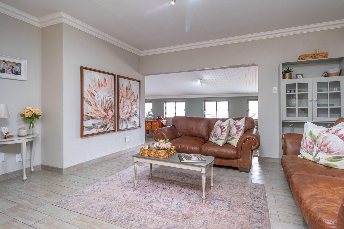 Beautifully Renovated Townhouse in a Secure Estate - Low Maintenance and Move-In Ready - Photo 5