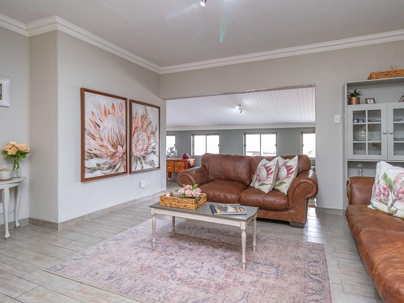 Beautifully Renovated Townhouse in a Secure Estate - Low Maintenance and Move-In Ready - Photo 5