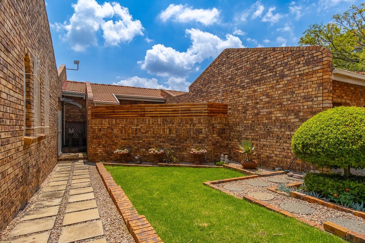 Beautifully Renovated Townhouse in a Secure Estate - Low Maintenance and Move-In Ready - Photo 2