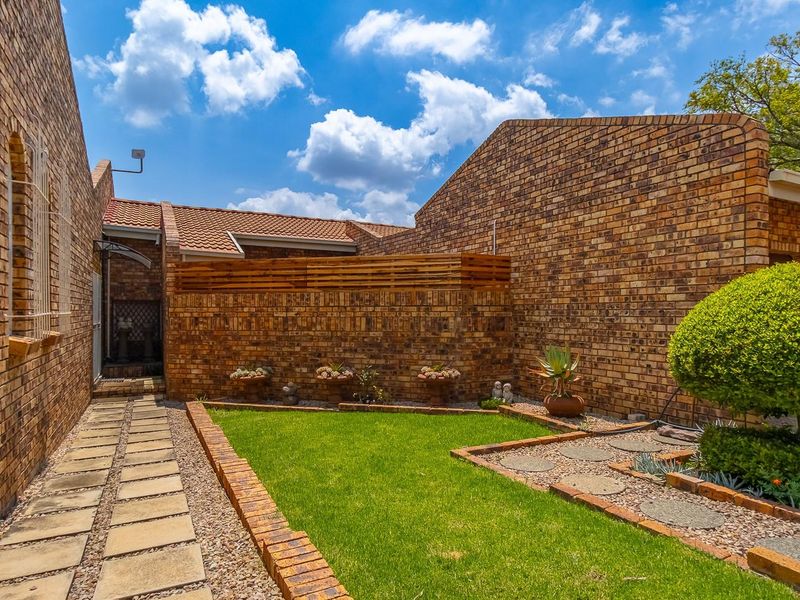 Beautifully Renovated Townhouse in a Secure Estate - Low Maintenance and Move-In Ready - Photo 2