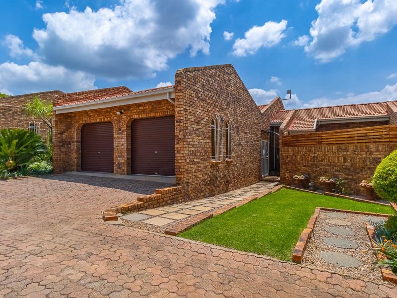 Beautifully Renovated Townhouse in a Secure Estate - Low Maintenance and Move-In Ready - Photo 1