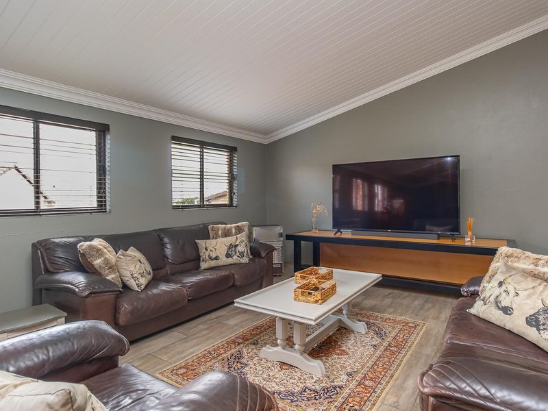 Beautifully Renovated Townhouse in a Secure Estate - Low Maintenance and Move-In Ready - Photo 6
