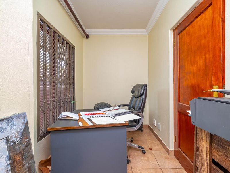 Spacious 4+ Bedroom Family Home in Secure Bougainvillea Estate - Montana Park - Photo 9