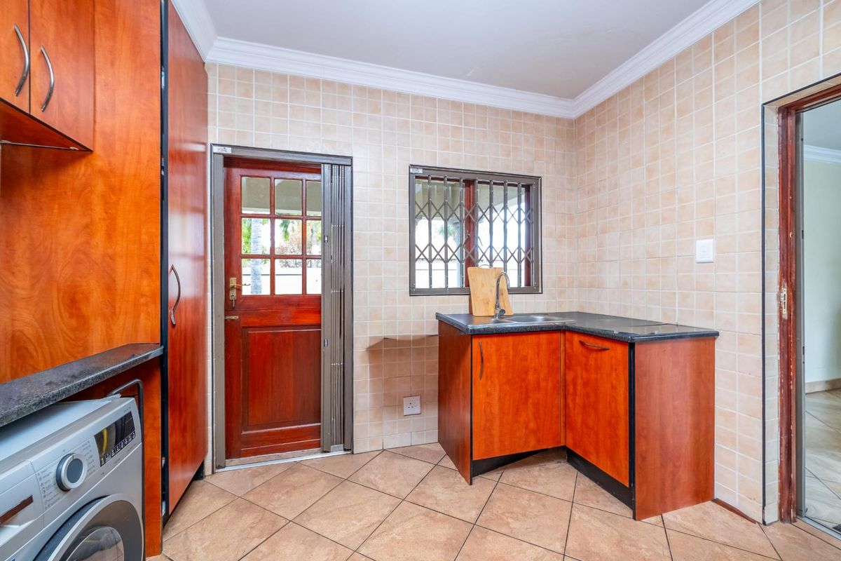 Spacious 4+ Bedroom Family Home in Secure Bougainvillea Estate - Montana Park - Photo 5