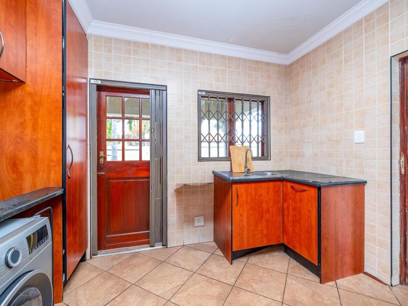 Spacious 4+ Bedroom Family Home in Secure Bougainvillea Estate - Montana Park - Photo 5