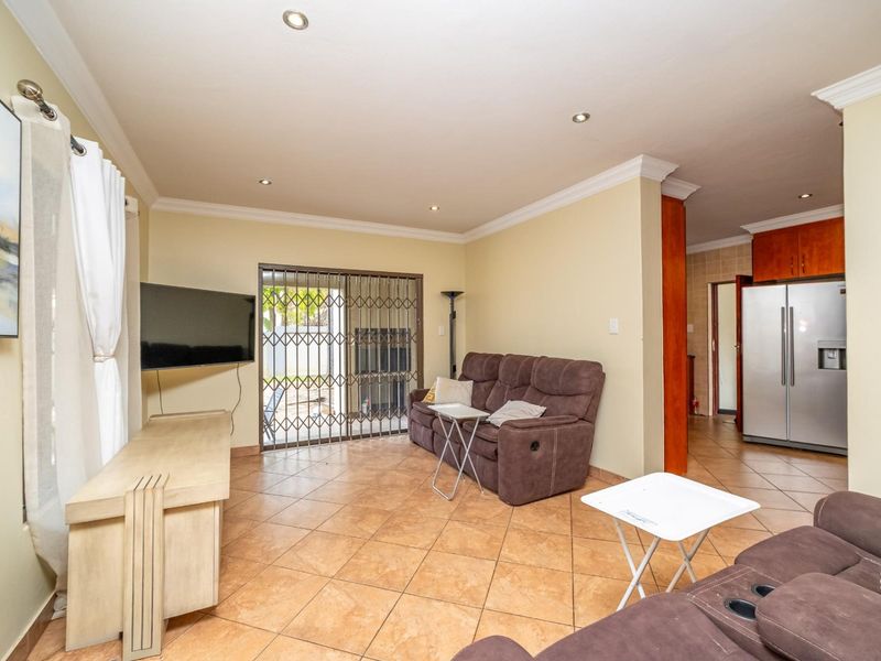 Spacious 4+ Bedroom Family Home in Secure Bougainvillea Estate - Montana Park - Photo 7