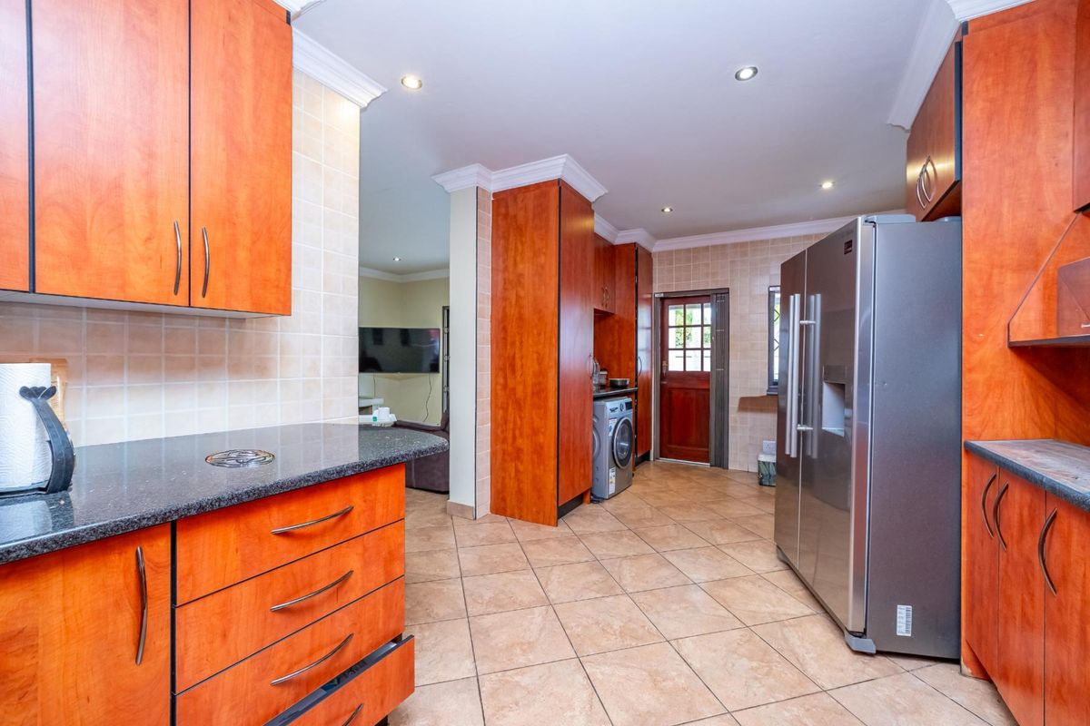 Spacious 4+ Bedroom Family Home in Secure Bougainvillea Estate - Montana Park - Photo 4