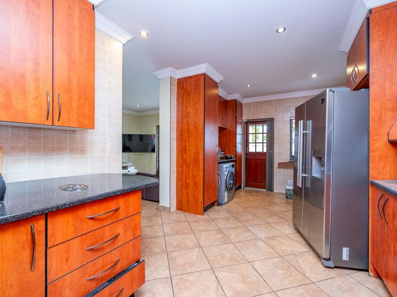 Spacious 4+ Bedroom Family Home in Secure Bougainvillea Estate - Montana Park - Photo 4